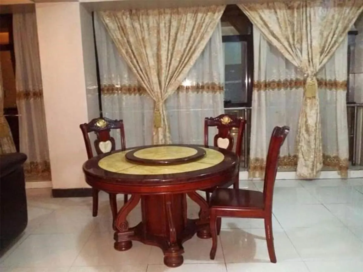 Go Around Kampala All Day To Return To Your Wonderful Apartment 우간다