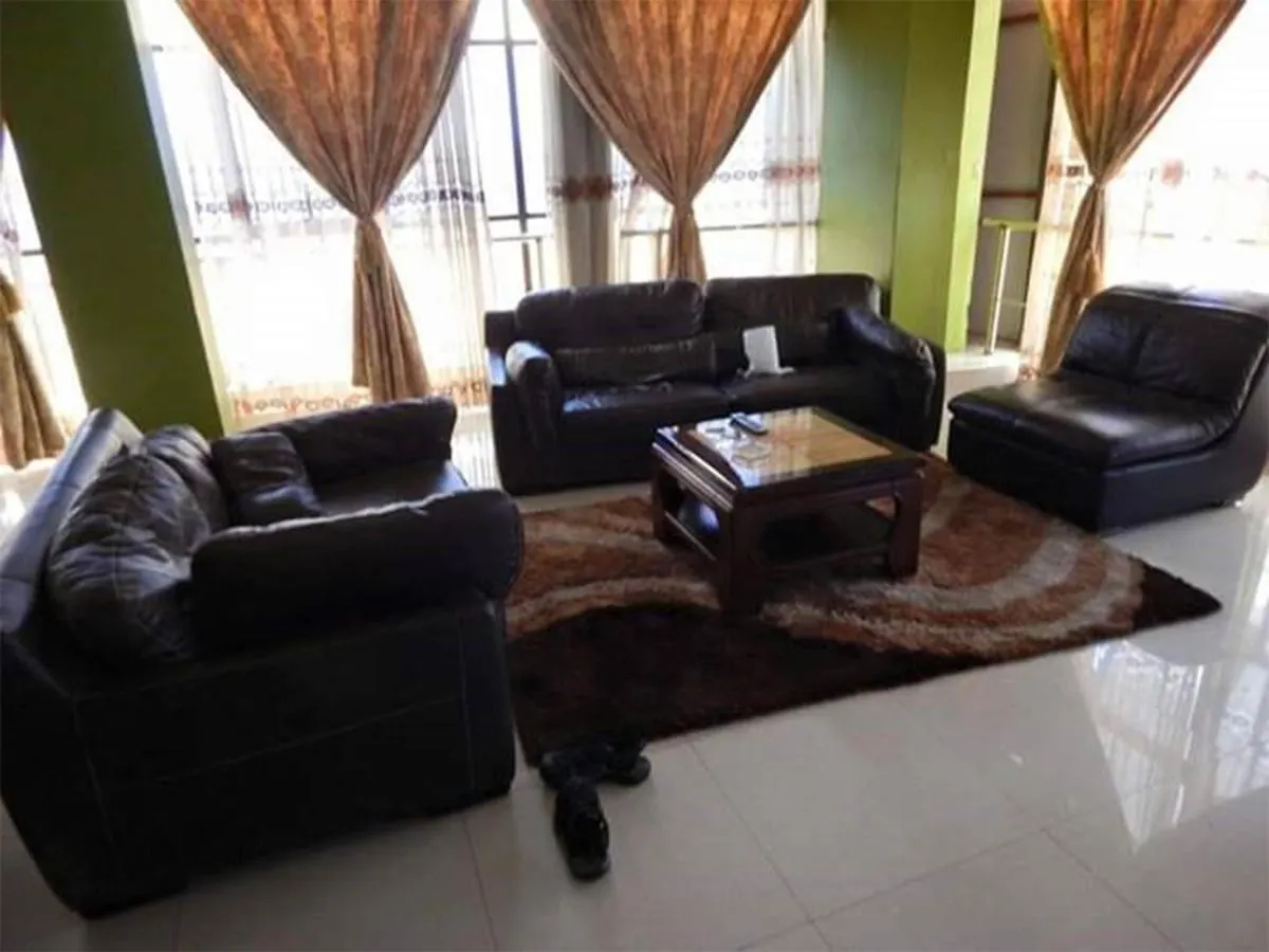 Go Around Kampala All Day To Return To Your Wonderful Apartment 우간다